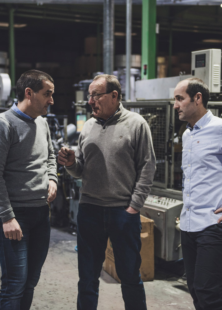 Julián Tejeria, in the middle, alongside Julen and Jon, current managers of Zelatun.